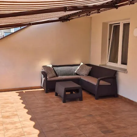 With Terrace And Garage شقة *